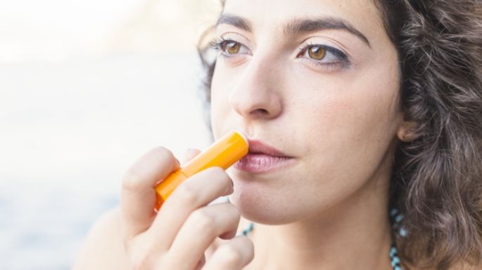 Luce labios radiantes y sanos: Aprende a hacer un labial hidratante desde casa