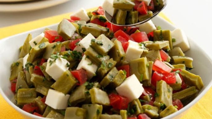 Ensalada de nopales con queso panela: Una opción ligera y deliciosa para acompañarte