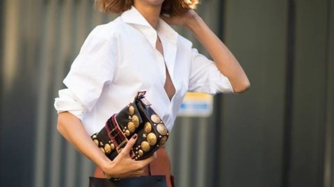 ¡Así se usa una camisa blanca! Intégrala de manera correcta en tu outfit según Carolina Herrera