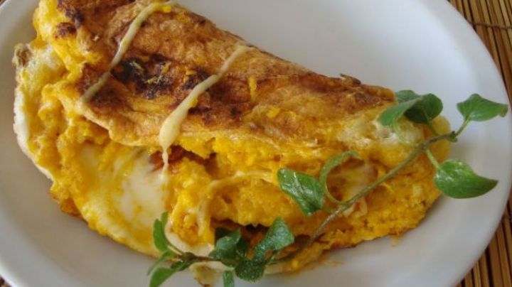 ¿Cansada de desayunar siempre lo mismo? Prepara este delicioso omelette relleno de carnes frías