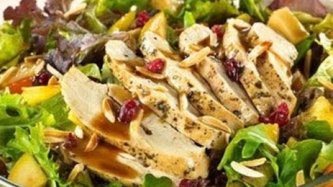 Ensalada mediterránea con pollo: Una receta fresca para compartir en familia