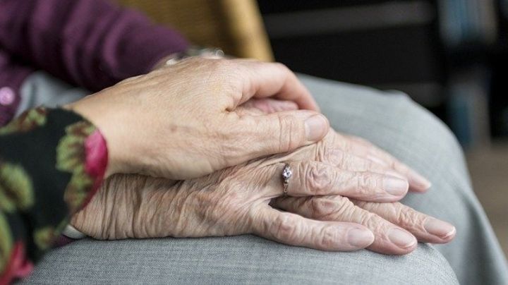 Por estas razones debes procurar que los abuelos de la familia tomen agua