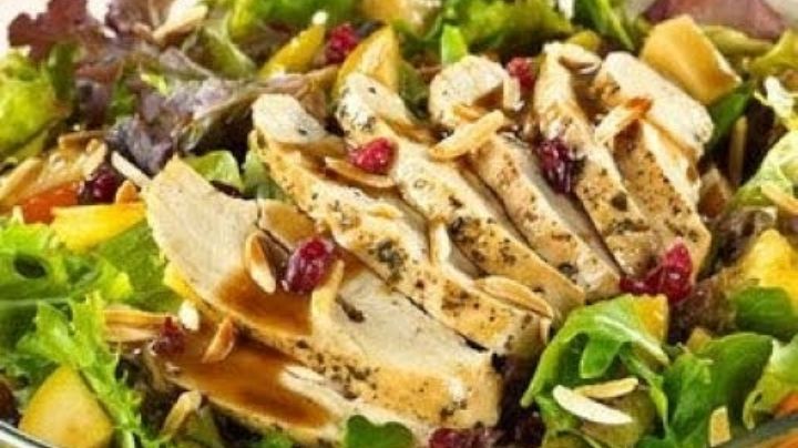 Ensalada mediterránea con pollo: Una receta fresca para compartir en familia