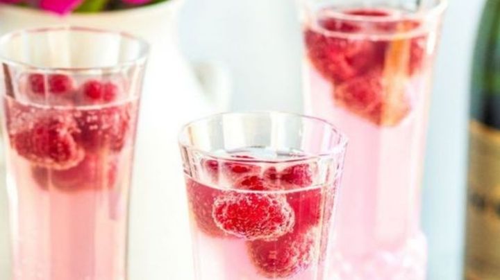 El cóctel perfecto para una noche de chicas: Así es como puedes preparar una mimosa de frambuesa