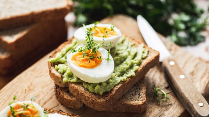 Toast de huevo con ejotes, huevo y chipotle para un desayuno rápido y saludable