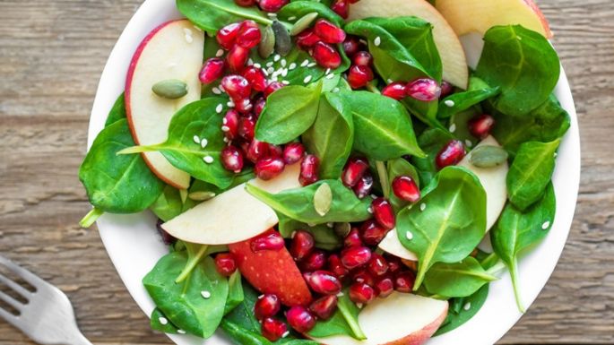 Disfruta de un 'crunch' saludable con esta ensalada de espinacas, manzana y granada