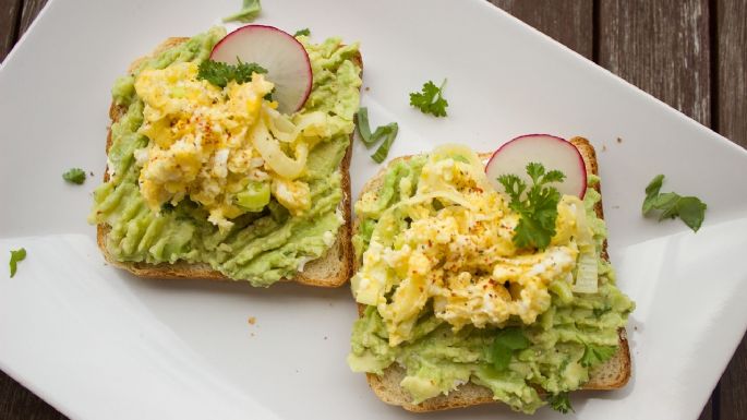 No hay nada más saludable y delicioso que estas tostadas de aguacate y huevo