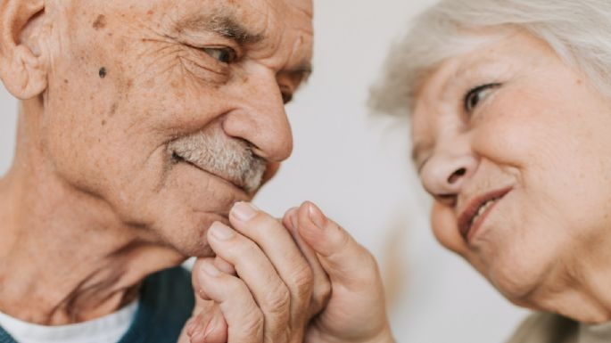 Estos son los beneficios de caminar de la mano con tu pareja