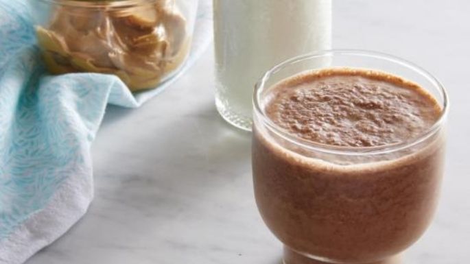 Llena de energía el desayuno de tus hijos con este smoothie de chocolate y crema de cacahuate