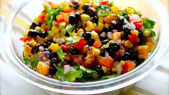 Súmale el vibrante toque mexicano y saludable a tus comidas con esta ensalada de frijoles y maíz