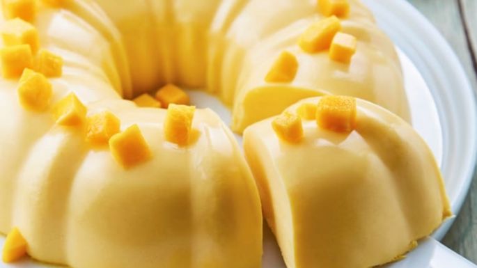 ¡Licúa, refrigera y disfruta! Prueba esta deliciosa gelatina de mango y queso crema