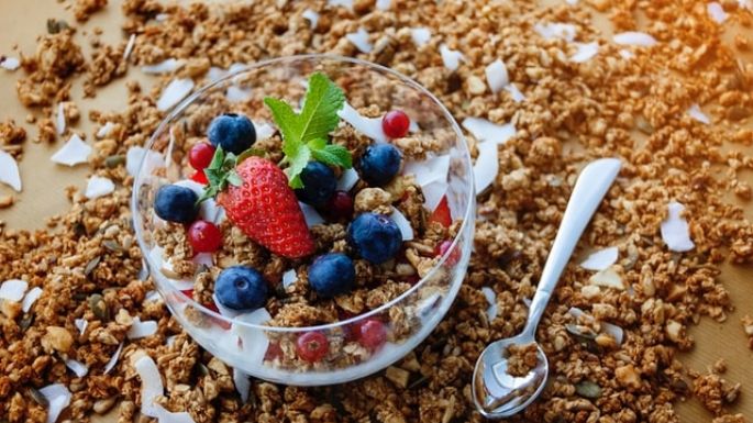 Llénate de energía con esta deliciosa y nutritiva mezcla de granola con fresas y árandanos