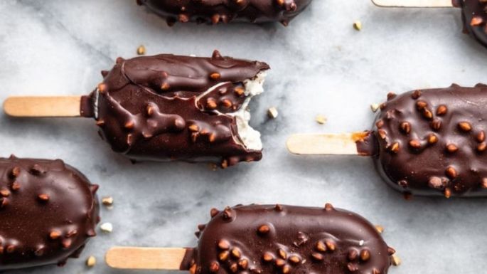 Dale un 'twist' dulce a tus paletas de hielo con esta increíble cobertura de chocolate