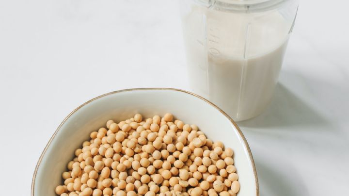 Rica, nutritiva y sin lácteos: Descubre cómo preparar tu propia leche de soya en casa