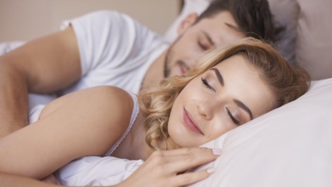 Dormir desnuda con tu pareja tendría beneficios a tu vida; conócelos