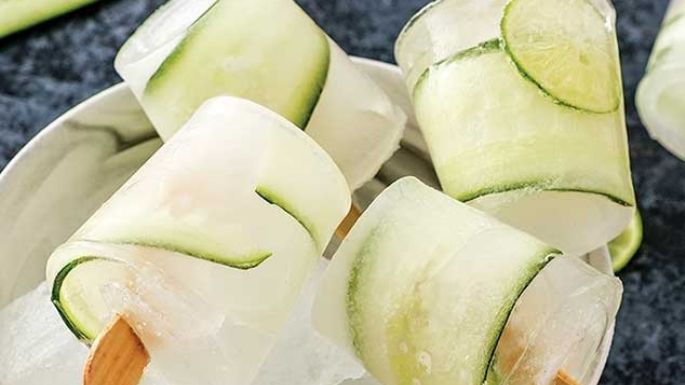 Paletas heladas con 'piquete': Prueba estas refrescantes paletas de pepino con ginebra