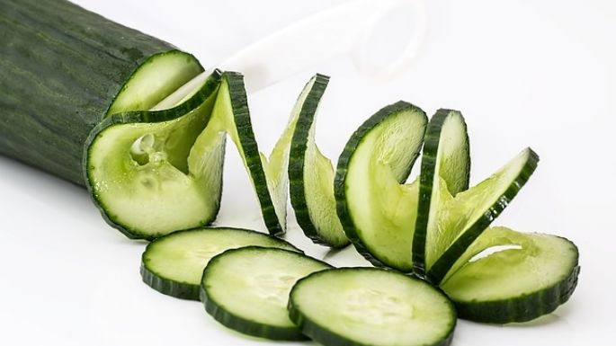 ¿Tirabas la cáscara del pepino? Ya no más; prepárala junto a esta agua de naranja y mango