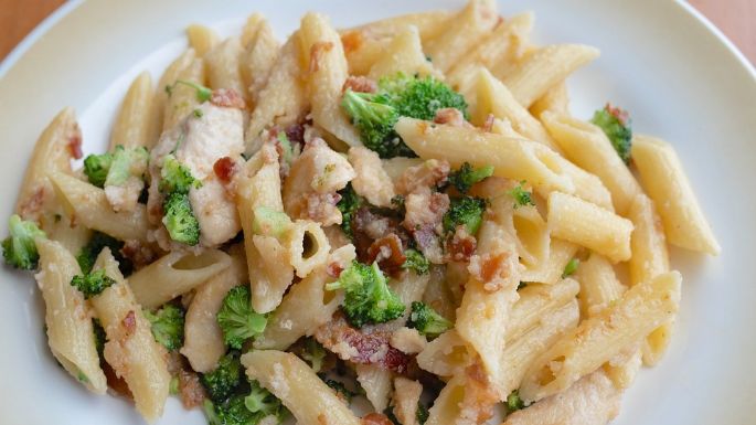 Algo fácil para la hora de la comida: Ensalada de pasta con brócoli ¡Lista en 15 minutos!