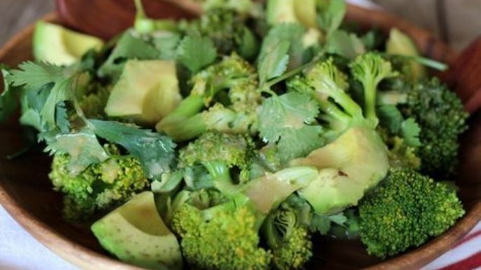 ¿Has probado el brócoli crudo? Prepara esta ensalada y enamórate de su sabor