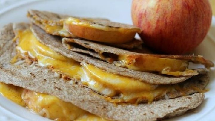 ¿Te atreverías a probarla? Sal de lo clásico y prepara unas quesadillas de manzana