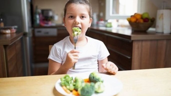 ¿Sigue sin comer verduras? Conoce algunos tips que te ayudarán a que tu hijo se anime a probarlas