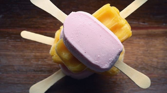 ¿Buscas un postrecito saludable para el calor? Checa estas paletas de yogurt con granola