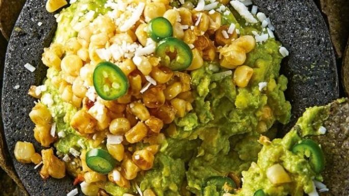 ¡Lo mejor de dos mundos! Dale un toque delicatesen al guacamole con un poco de queso de cabra