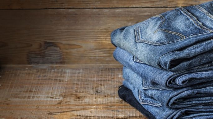 ¿No puedes separarte de tus 'jeans'? Esto es lo que debes considerar si los usarás para la oficina