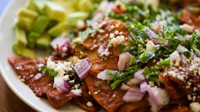 Chilaquiles rojos bajos en grasa: Un platillo típico y delicioso con menos calorías