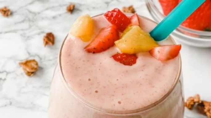 La bebida perfecta para las mañanas: Aprende a hacer un 'smoothie' de mango y fresa