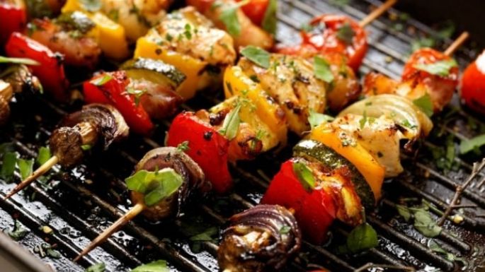 Brochetas asadas de verduras: Prueba esta manera saludable de preparar una botana