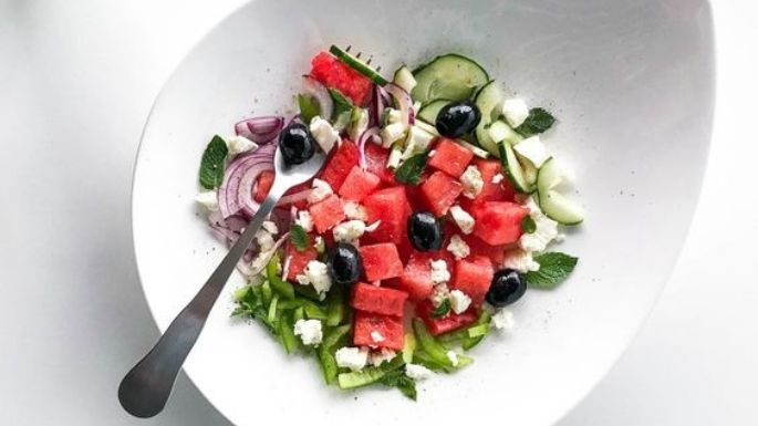 El acompañamiento ideal para los días calurosos; aprende a hacer esta ensalada de sandía