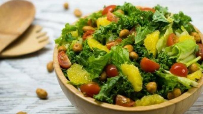 ¡Transforma la típica ensalada de lechuga! Aprende a darle un toque 'crunchy' con cacahuates