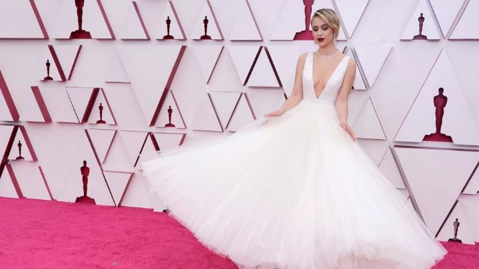 Un blanco perfecto: Este fue el look de Maria Bakalova en la alfombra roja de los Oscar 2021