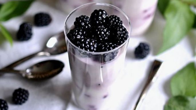 ¡Sal de lo clásico! Este postre de yogur y moras es perfecto para las noches de antojo