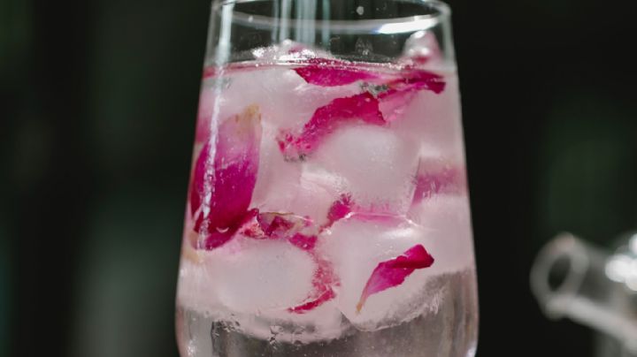 ¿Bebidas con flores? Prepara esta deliciosa y creativa agua de rosas con cítricos