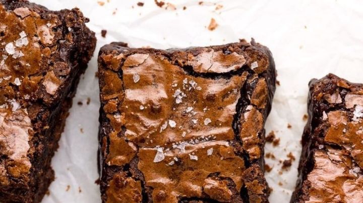 ¡En un dos por tres! Este 'brownie' de tres ingredientes se convertirá en tu postre predilecto