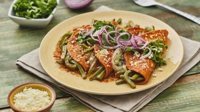 ¡Una receta fuera de lo común! Prepara unas enchiladas rellenas de nopales y bañadas con salsa roja