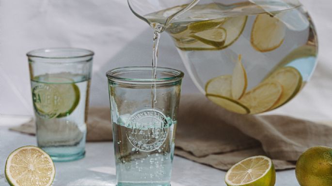 ¿Quieres refrescarte y bajar unos kilitos? Prueba esta agua de piña, pepino y limón