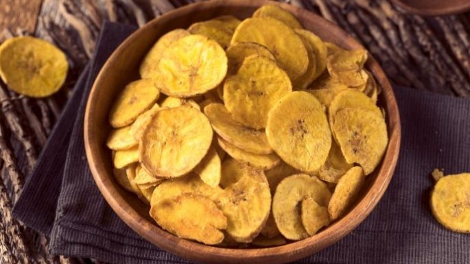 Usa tu freidora de aire y prepara estas chips de plátano para botanear de manera saludable