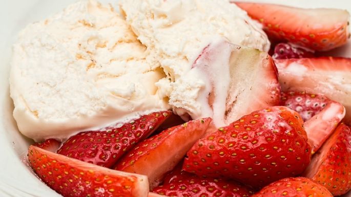 ¡Sin culpa! Disfruta este helado saludable de yogurt con frutos rojos; hazlo tú misma