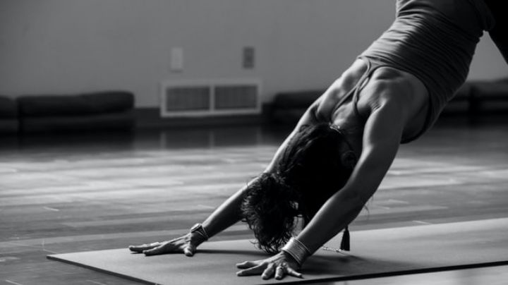 Alivia los dolores menstruales con yoga; aplica estas dos posturas para dejar de sufrir