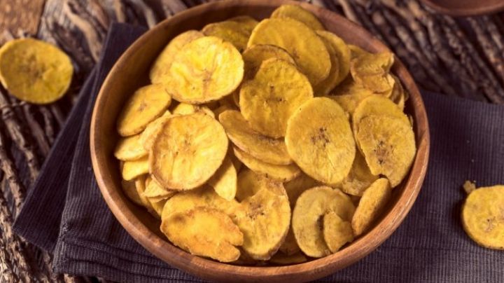 Usa tu freidora de aire y prepara estas chips de plátano para botanear de manera saludable