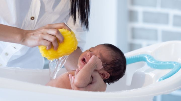 ¡Al agua patos! Sigue estos consejos y piérdele el miedo a bañar a tu bebé por primera vez