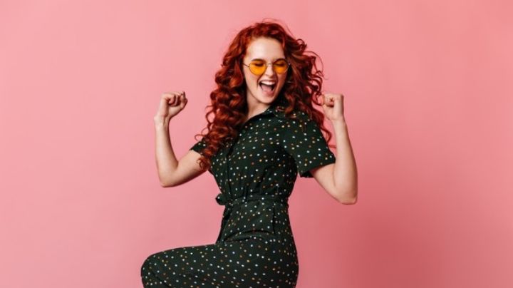 Controla tus rizos rebeldes con estos peinados con cabello suelto