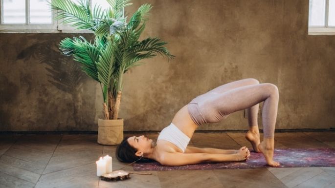 Postura del puente: Conoce las ventajas que tiene practicar esta sencilla pose