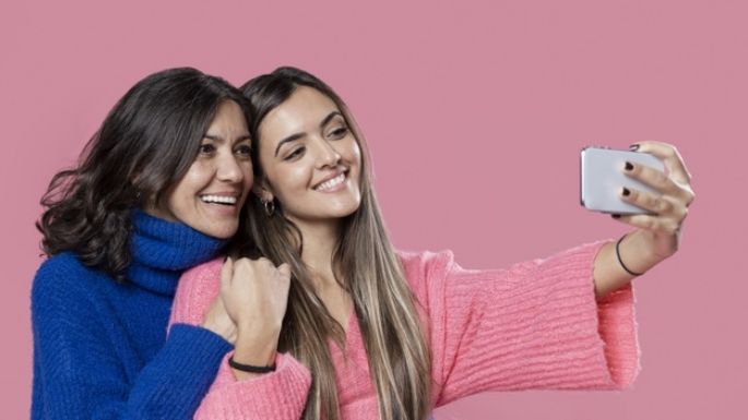 Copia el glamour de mamá: Estas son las lecciones de estilo que debes tomar de ella