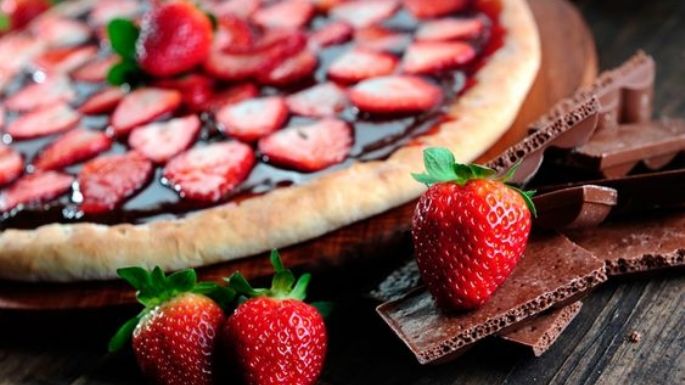 La pizza perfecta para esa cita romántica: Aprende a hacerla con crema de avellanas y fresas