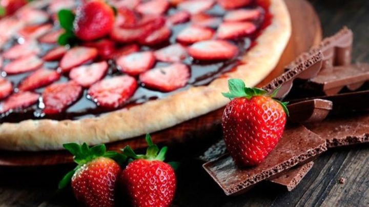 La pizza perfecta para esa cita romántica: Aprende a hacerla con crema de avellanas y fresas