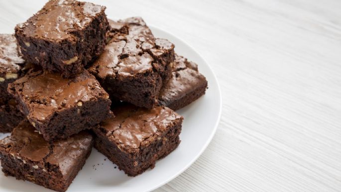 Un postre diferente y esponjosito: Disfruta de este brownie de lima y frutos secos